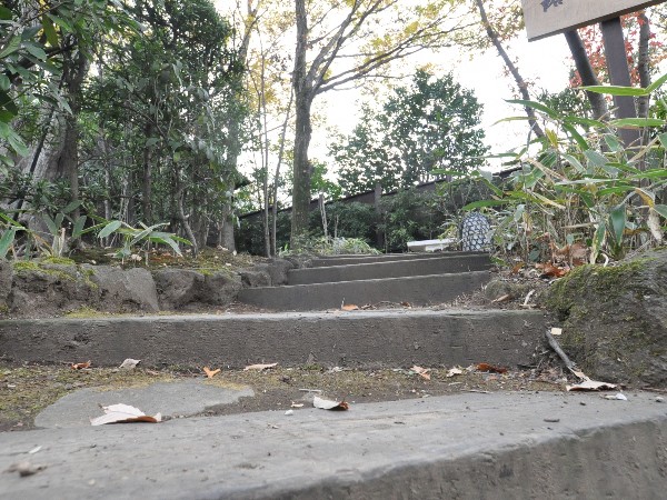 この階段を登ると・・・はぁはぁ。<br>貸切風呂に私達は入れないんだけど・・